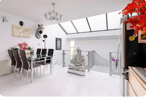 Lockable ensuite room in modern space with shared kitchen Fast WIFI
